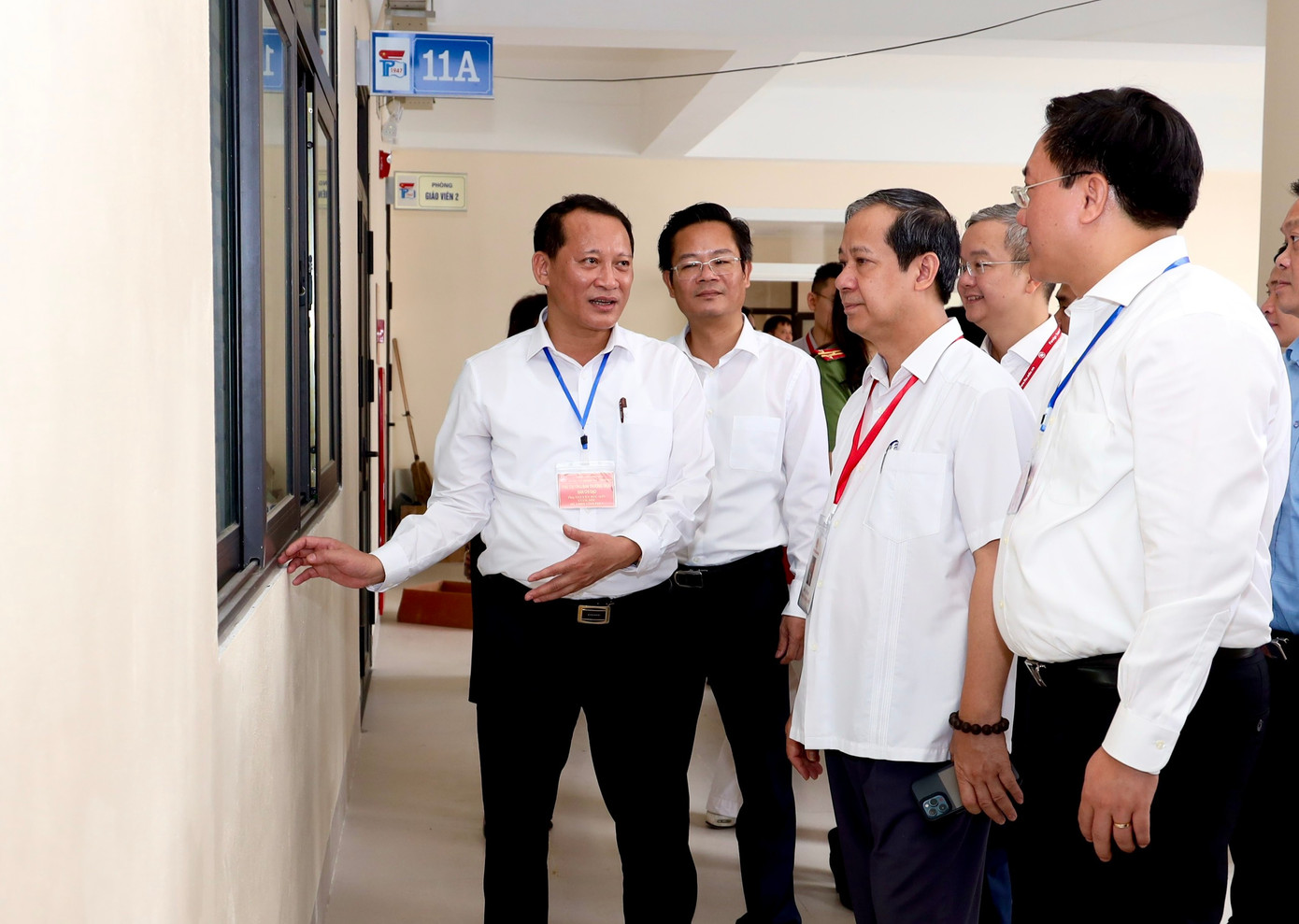 Bộ GD&amp;ĐT Nguyễn Kim Sơn kiểm tra cơ sở vật chất, trường lớp của địa phương.