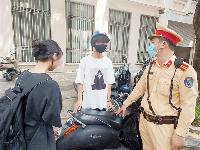 Không ít học sinh đầu trần, đi xe gắn máy tới trường. (ảnh; Thanh Hà)