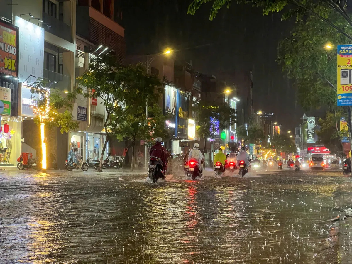 Đà Nẵng đón mưa lớn bất thường do hoàn lưu bão số 1 vào giữa mùa hè.