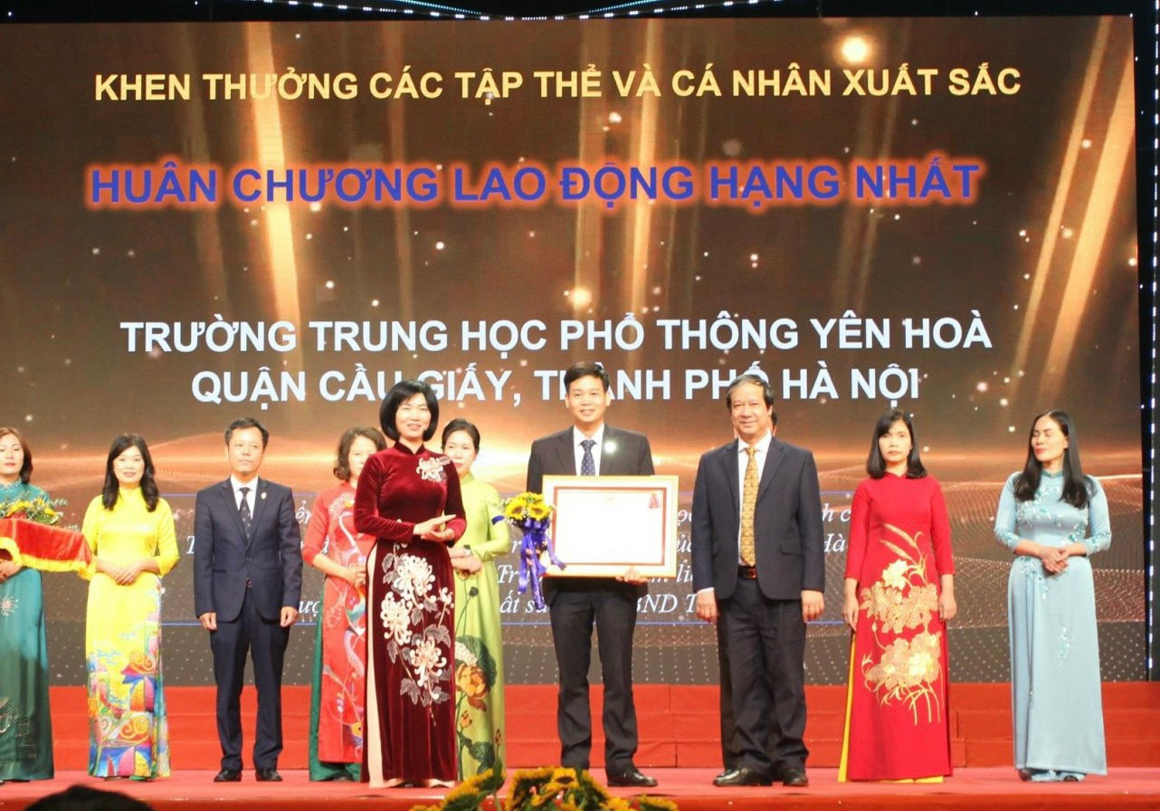 Bộ trưởng Bộ GD&amp;ĐT Nguyễn Kim Sơn và lãnh đạo TP Hà Nội trao Huân chương Lao động hạng Nhất cho các cá nhân, đơn vị có thành tích xuất sắc.