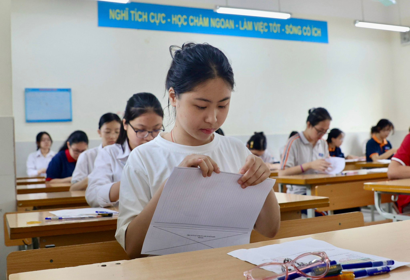 Năm học 2025-2026, Sở GD&ĐT Hà Nội sẽ tổ chức kỳ thi tuyển sinh lớp 10 với 3 bài thi gồm: Toán, Ngữ văn, ngoại ngữ. (ảnh: Như Ý) Năm học 2025-2026, Sở GD&ĐT Hà Nội sẽ tổ chức kỳ thi tuyển sinh lớp 10 với 3 bài thi gồm: Toán, Ngữ văn, ngoại ngữ. (ảnh: Như Ý)