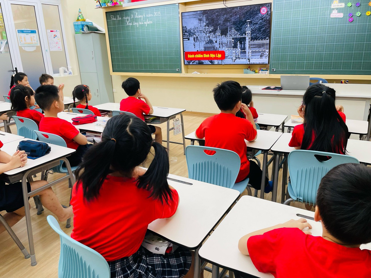 Học sinh Trường tiểu học Nguyễn Siêu được giáo viên cho xem phim tư liệu về lịch sử. Học sinh Trường tiểu học Nguyễn Siêu được giáo viên cho xem phim tư liệu về lịch sử.