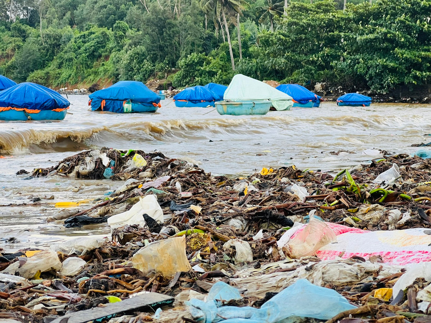 Ô nhiễm rác thải nhựa ở bờ biển Quảng Ngãi. Ảnh: Nguyễn Ngọc.