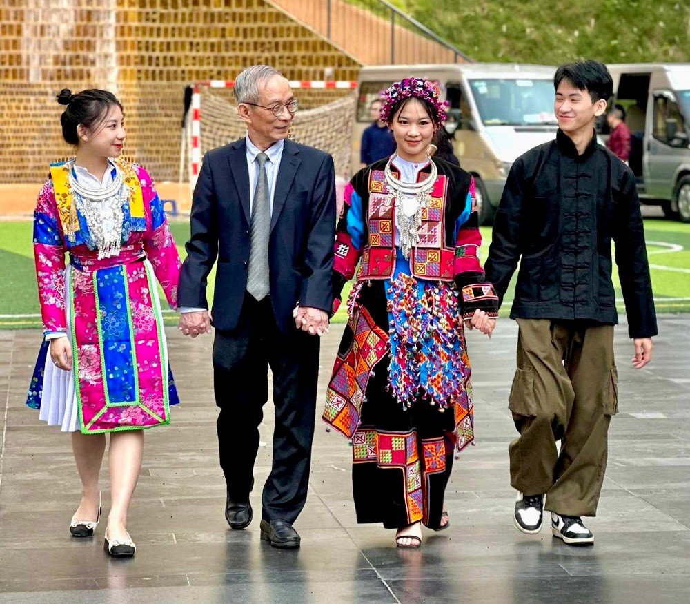 Trước đó, thầy Khang cũng chi nhiều tỉ đồng cho dự án đào tạo giáo viên ngoại ngữ cho huyện Mèo Vạc, tỉnh Hà Giang. Trước đó, thầy Khang cũng chi nhiều tỉ đồng cho dự án đào tạo giáo viên ngoại ngữ cho huyện Mèo Vạc, tỉnh Hà Giang.