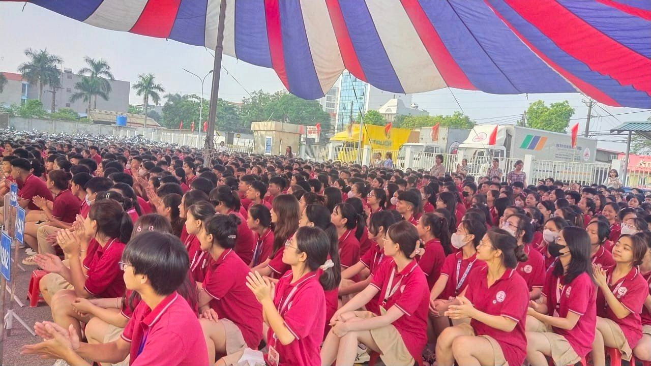 Một buổi sinh hoạt ngoại khoá của học sinh Trường THPT Lạc Long Quân.