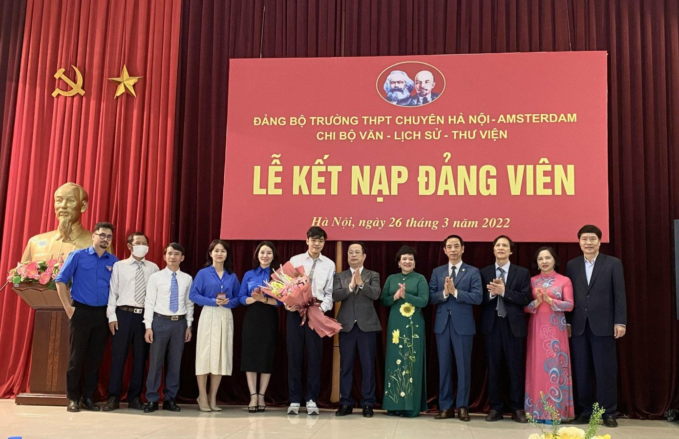 Học sinh Đỗ Hoàng Quốc Bảo được tặng hoa chúc mừng tại lễ kết nạp Đảng viên ngày 26/3.