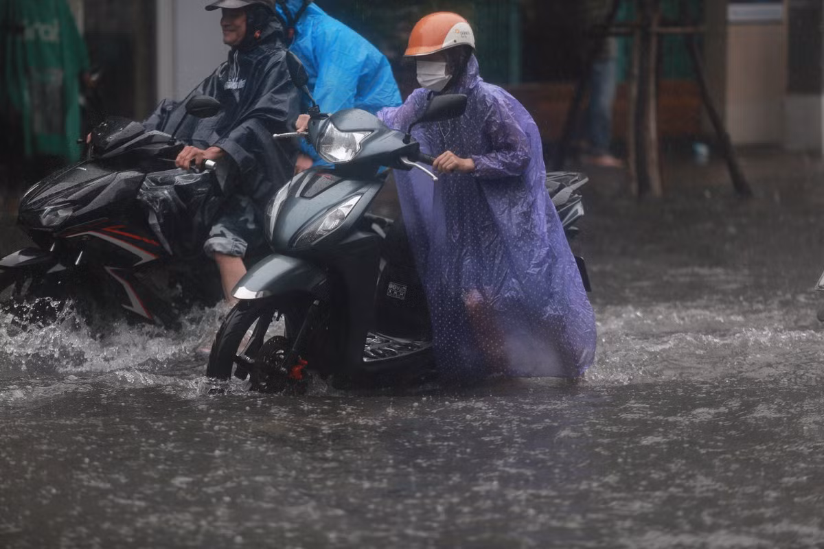 Miền Trung, Nam Bộ và Tây Nguyên đón mưa lớn bất thường. Ảnh minh hoạ.