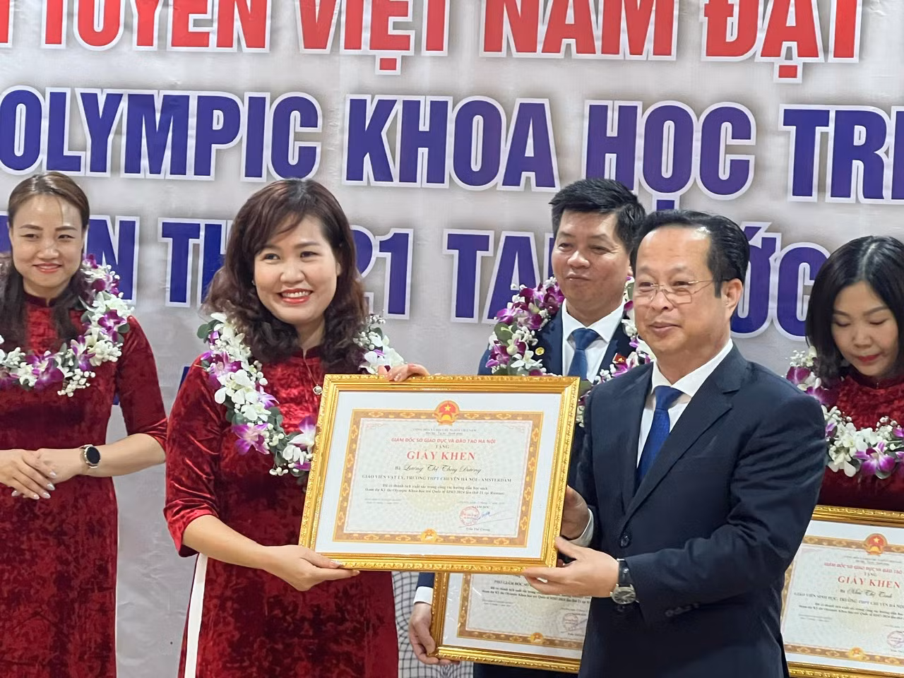 Thành tích 5 huy chương Bạc và 1 huy chương Đồng mà học sinh năm nay đạt được là vượt trội so với năm ngoái. Thành tích 5 huy chương Bạc và 1 huy chương Đồng mà học sinh năm nay đạt được là vượt trội so với năm ngoái.