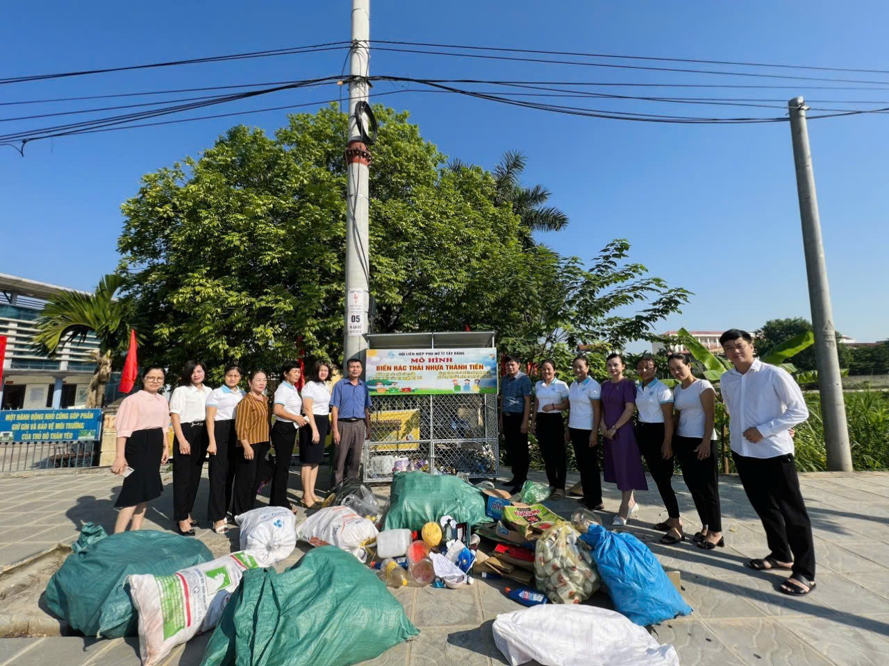 Hội phụ nữ thị trấn Tây Đằng thực hiện mô hình phân loại rác tái chế.
