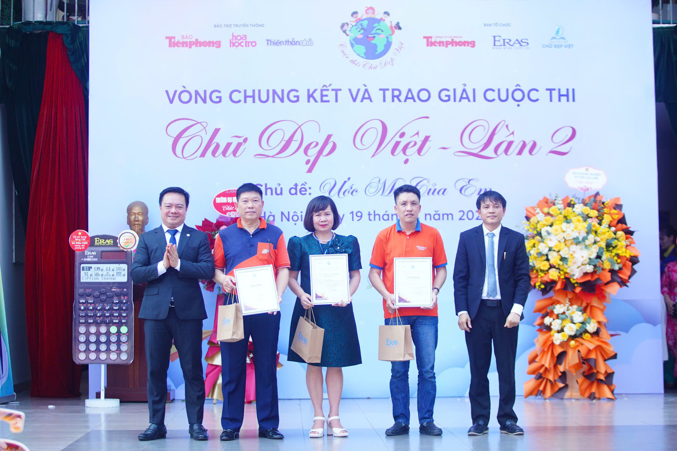 Ông Phan Văn Cường, Giám đốc Công ty TNHH Thanh Chương (ngoài cùng bên phải) tặng quà cho thầy cô giáo. Ông Phan Văn Cường, Giám đốc Công ty TNHH Thanh Chương (ngoài cùng bên phải) tặng quà cho thầy cô giáo.