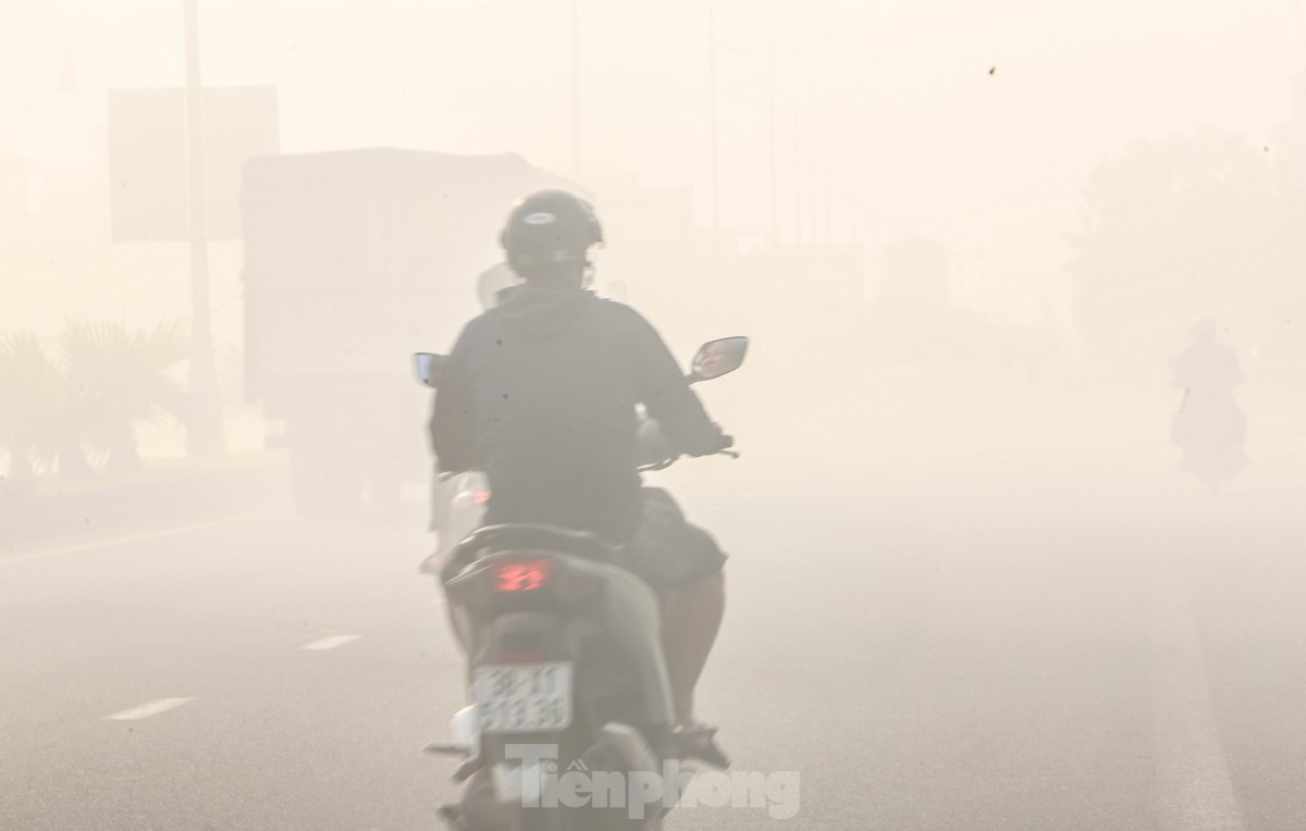 Đốt rơm rạ gây khói mù mịt trên Quốc lộ 1A qua Hà Tĩnh. Ảnh: Phạm Trường.