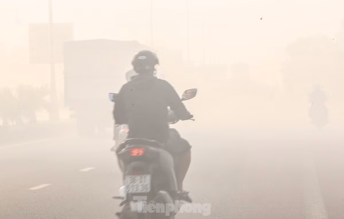Đốt rơm rạ gây khói mù mịt trên Quốc lộ 1A qua Hà Tĩnh. Ảnh: Phạm Trường.
