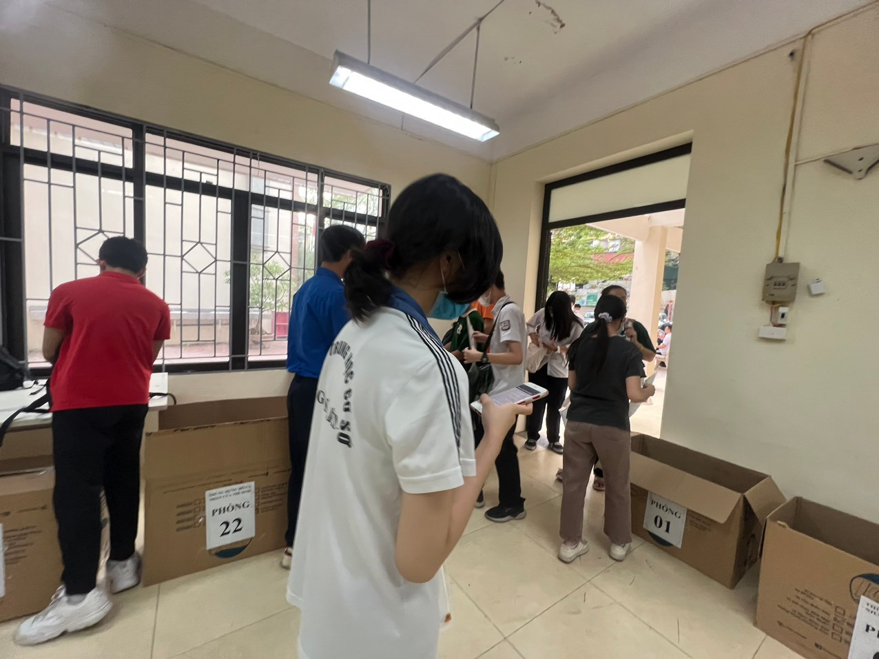 Một thí sinh mang điện thoại vào khu vực gửi đồ, được lực lượng tình nguyện viên nhắc nhở mang ra gửi người nhà trước khi vào phòng thi. Một thí sinh mang điện thoại vào khu vực gửi đồ, được lực lượng tình nguyện viên nhắc nhở mang ra gửi người nhà trước khi vào phòng thi.