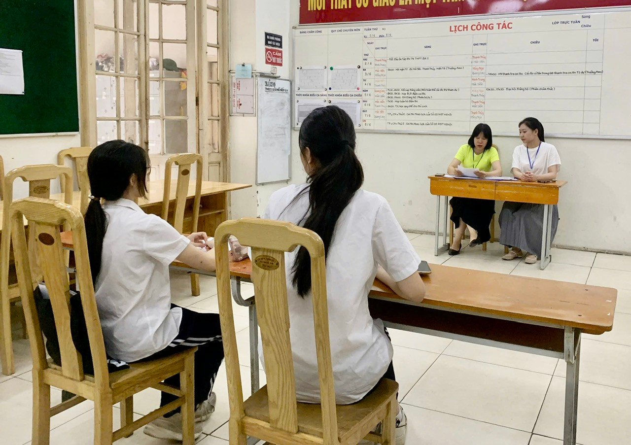 Thí sinh gặp sự cố về sức khoẻ được điểm thi THPT Trần Phú (Hà Nội) bố trí thi ở phòng thi riêng, có 2 giám thị coi thi.