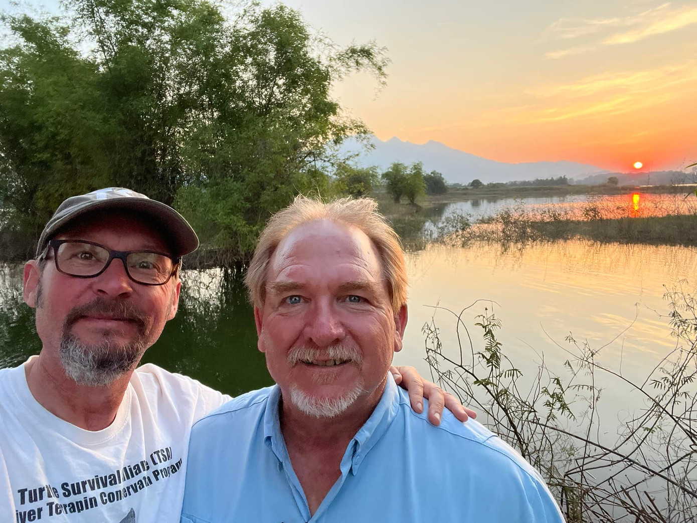 Hai chuyên gia nước ngoài có mặt ở hồ Đồng Mô để tìm rùa Hoàn Kiếm.