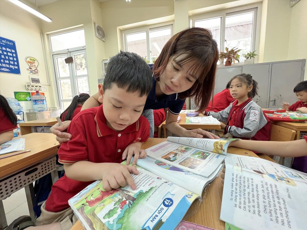 Cô Lê Thị Na Sa, Trường tiểu học Nghĩa Dũng, quận Ba Đình (Hà Nội). Cô Lê Thị Na Sa, Trường tiểu học Nghĩa Dũng, quận Ba Đình (Hà Nội).