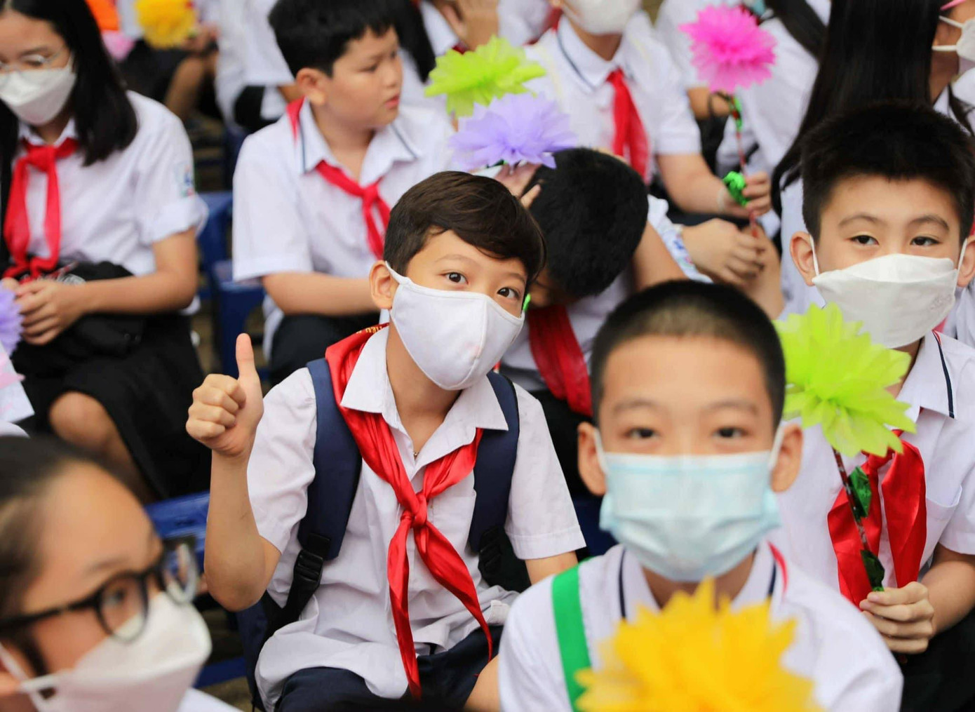 Cứ đầu năm học, phụ huynh lại oằn mình “cõng” nhiều loại phí. Cứ đầu năm học, phụ huynh lại oằn mình “cõng” nhiều loại phí.