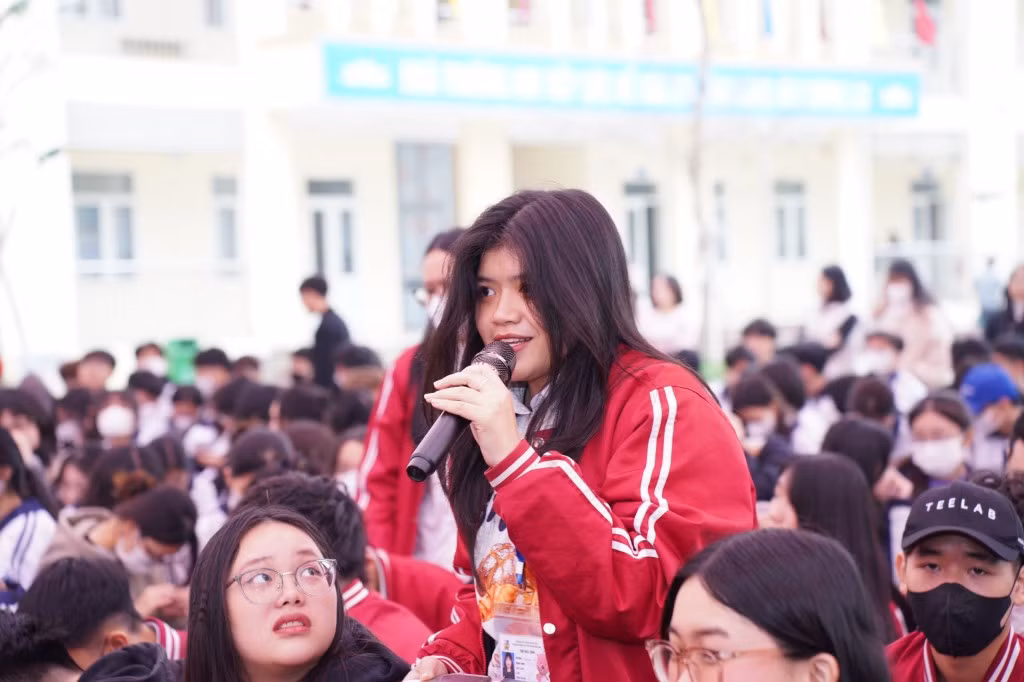 Học sinh đặt câu hỏi cho chuyên gia tại chương trình.
