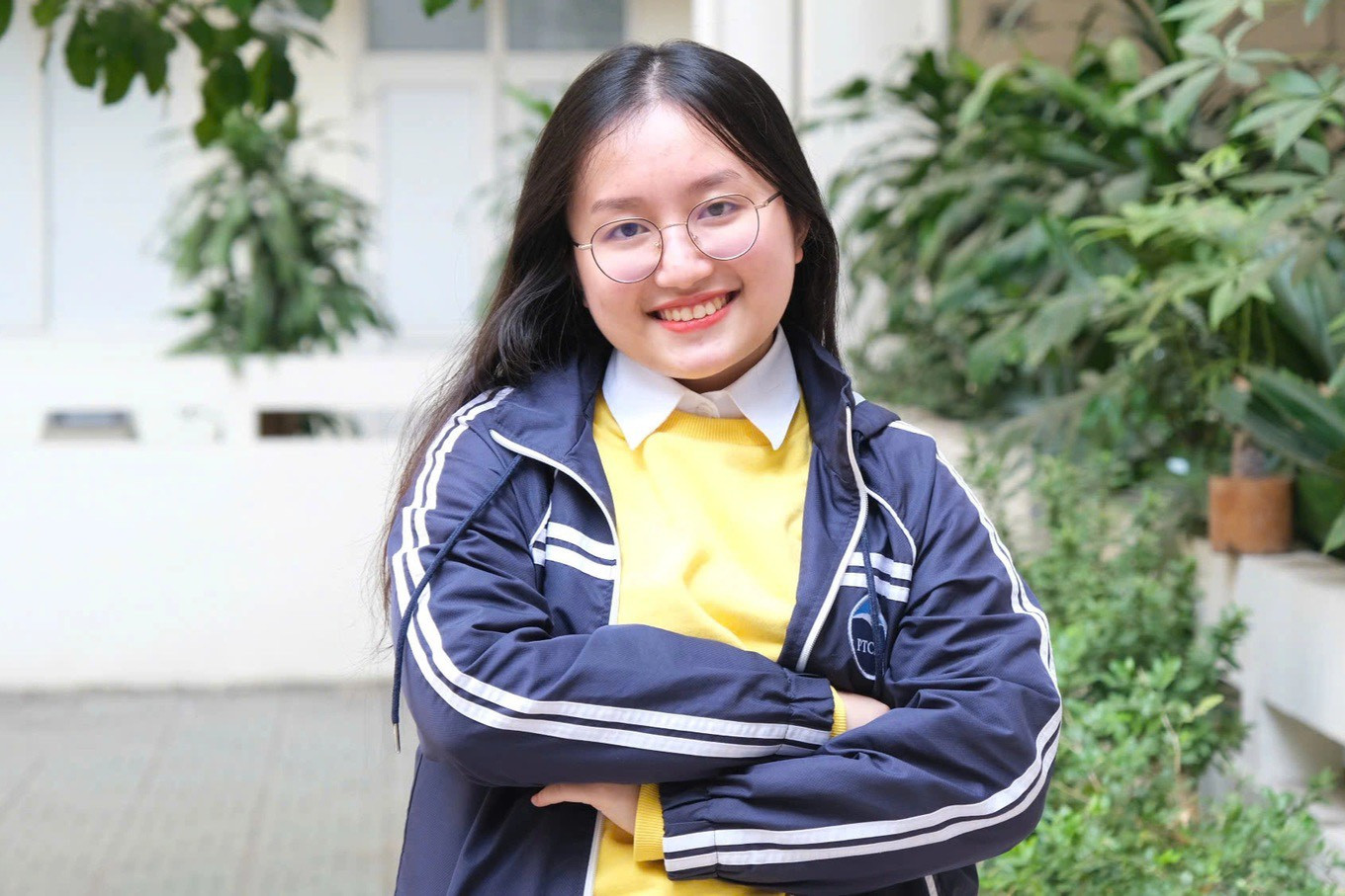 Lê Hoàng Tiên, lớp 12A1, Trường THPT Chuyên Ngoại ngữ. Lê Hoàng Tiên, lớp 12A1, Trường THPT Chuyên Ngoại ngữ.