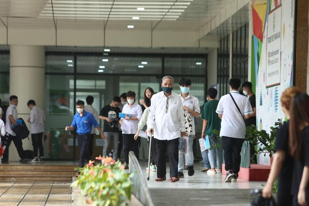 Thí sinh Nguyễn Huy Kỳ chống nạng dự thi tại Điểm thi THCS Thanh Xuân, Quận Thanh Xuân (Hà Nội). Ảnh: Trọng Tài Thí sinh Nguyễn Huy Kỳ chống nạng dự thi tại Điểm thi THCS Thanh Xuân, Quận Thanh Xuân (Hà Nội). Ảnh: Trọng Tài