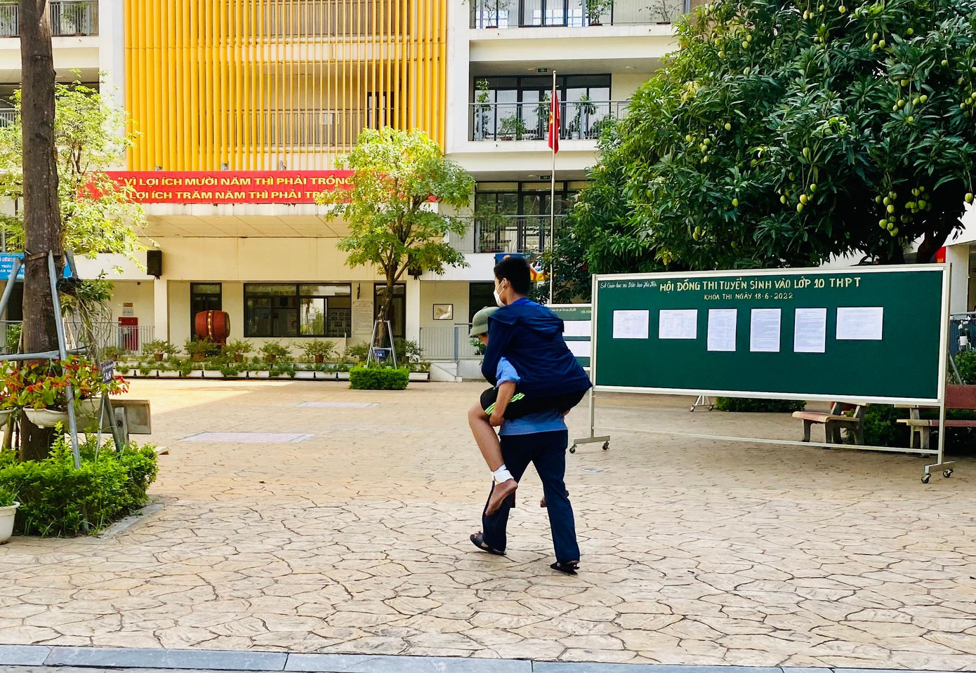 Dù thí sinh có phần to, cao nhưng bác bảo vệ điểm thi đã cõng em từ cổng trường lên tầng 3. Dù thí sinh có phần to, cao nhưng bác bảo vệ điểm thi đã cõng em từ cổng trường lên tầng 3.