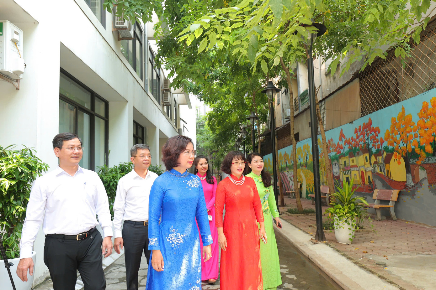 Lãnh đạo quận Thanh Xuân và đại diện nhà trường khánh thành công trình "đặc biệt" đó là tranh tường có chiều dài 63 mét. Lãnh đạo quận Thanh Xuân và đại diện nhà trường khánh thành công trình "đặc biệt" đó là tranh tường có chiều dài 63 mét.