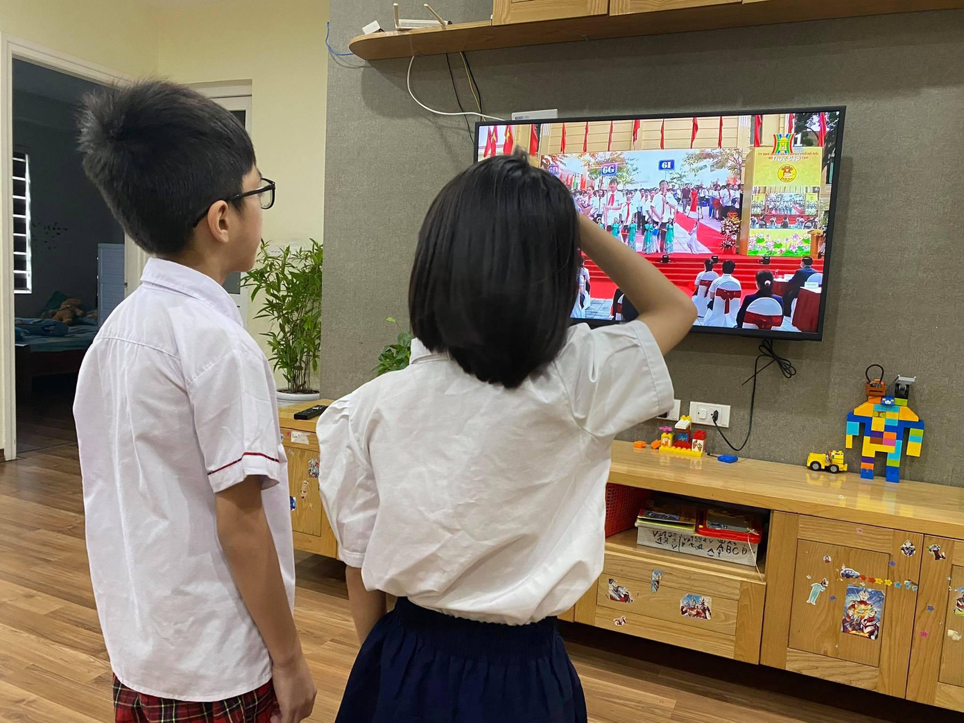 Học sinh háo hức dậy từ 6 giờ 30 sáng, mặc đồng phục chờ đến lễ khai giảng. (ảnh: Hà Linh) Học sinh háo hức dậy từ 6 giờ 30 sáng, mặc đồng phục chờ đến lễ khai giảng. (ảnh: Hà Linh)