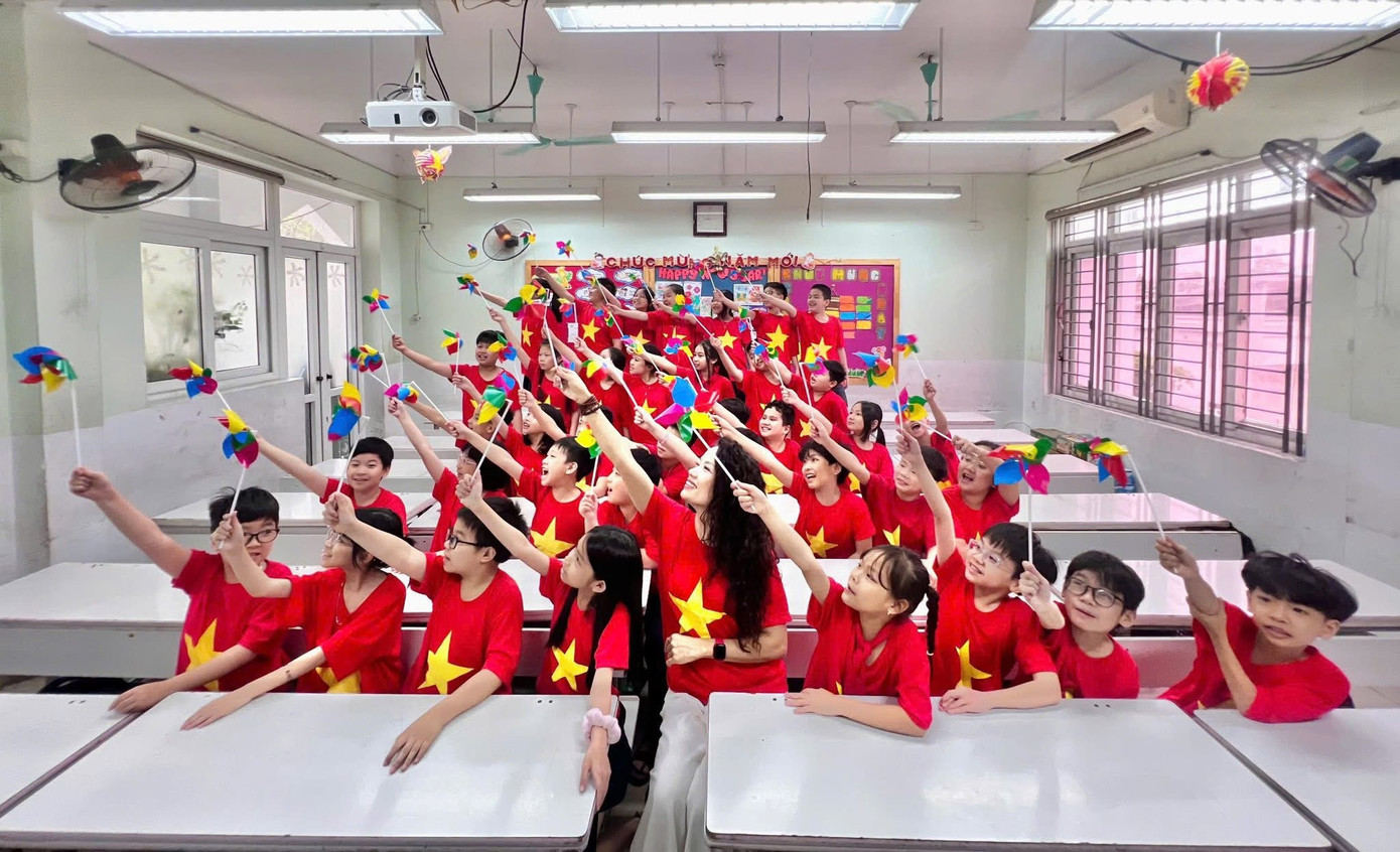 Lớp học rực rỡ sắc đỏ. Lớp học rực rỡ sắc đỏ.