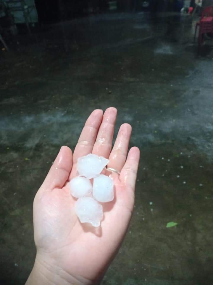 Mưa đá ghi nhận ở Ứng Hoà (Hà Nội) trong tối nay (20/4).