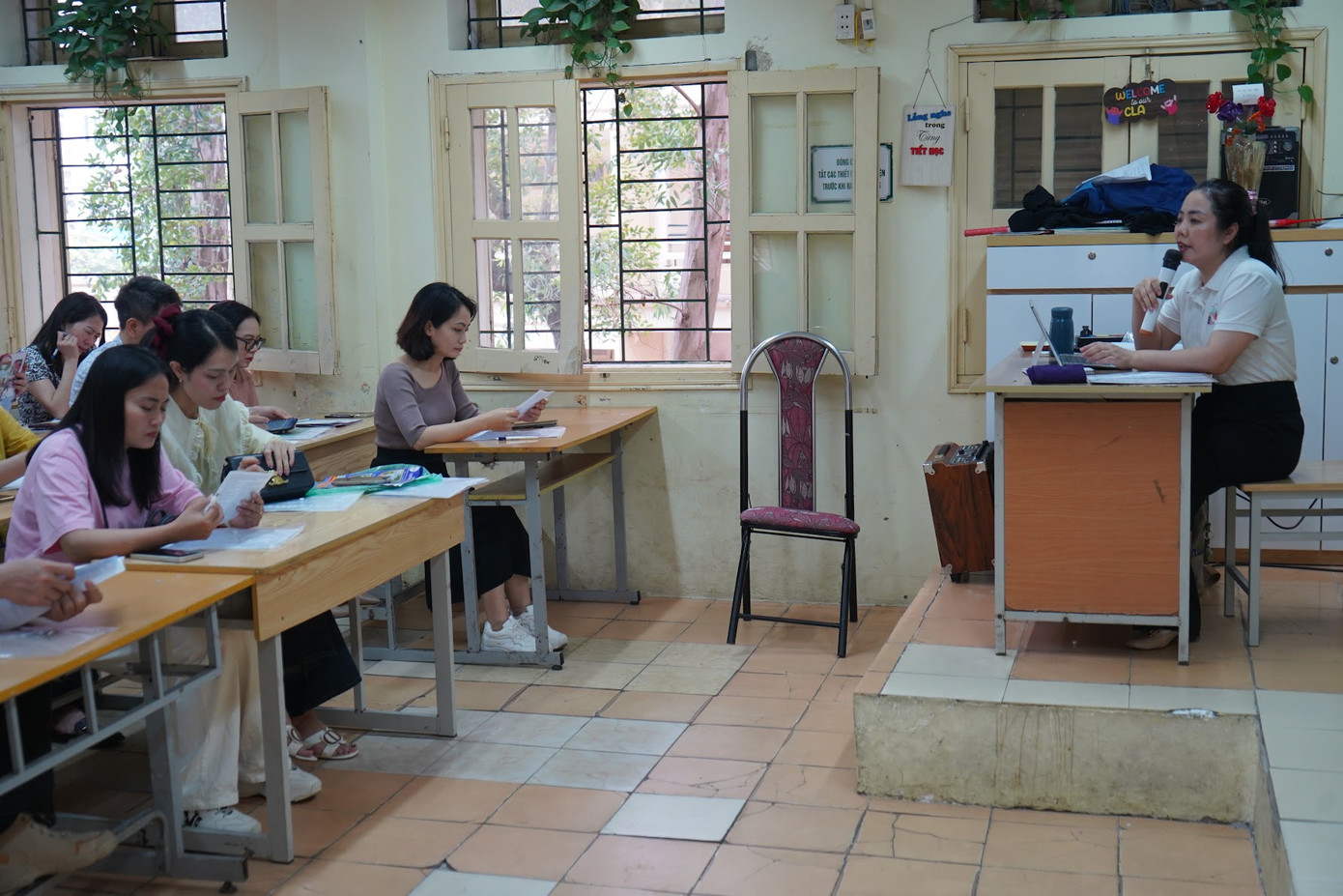 Phụ huynh có con học lớp 9 được trao đổi, tư vấn trước khi đăng ký nguyện vọng dự tuyển vào lớp 10 THPT năm nay.