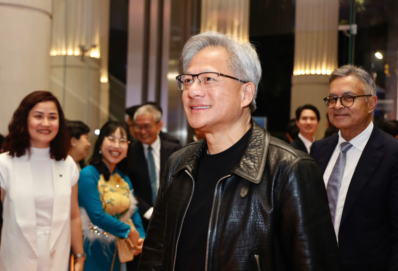 Với vai trò đồng sáng lập NVIDIA, ông Huang đã lãnh đạo việc phát triển nền tảng CUDA (Compute Unified Device Architecture - Kiến trúc thiết bị tính toán hợp nhất) giúp lập trình GPU để xử lý hiệu quả các yêu cầu tính toán khổng lồ của học sâu. Đột phá này đã cho phép huấn luyện nhanh chóng các mạng nơ-ron và khiến GPU trở thành công cụ thiết yếu trong việc nghiên cứu và phát triển trí tuệ nhân tạo trên toàn thế giới. Sự lãnh đạo của ông đã thúc đẩy hàng loạt đột phá trong các lĩnh vực như nhận diện giọng nói tự động, xử lý ngôn ngữ tự nhiên, thị giác máy tính, robot, và phát triển hệ thống tự động.