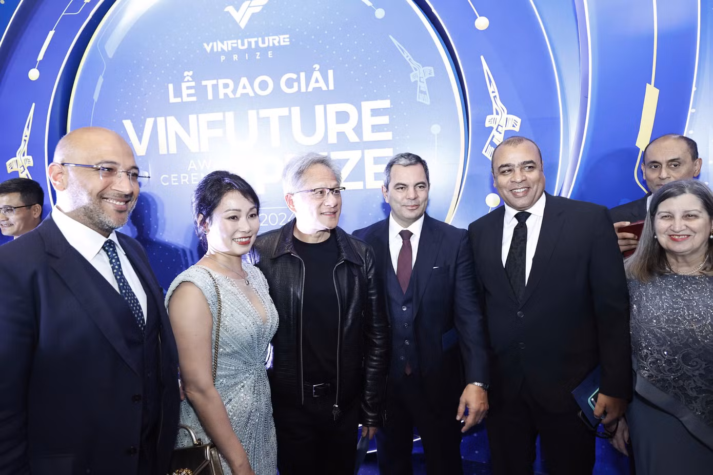 Tỷ phú Jensen Huang chụp ảnh cùng các vị quan khách tham dự Lễ trao giải VinFuture 2024.