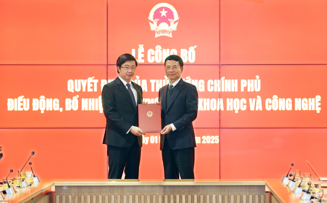 Bộ trưởng Nguyễn Mạnh Hùng trao quyết định điều động, bổ nhiệm cho Thứ trưởng Bùi Hoàng Phương. Bộ trưởng Nguyễn Mạnh Hùng trao quyết định điều động, bổ nhiệm cho Thứ trưởng Bùi Hoàng Phương.