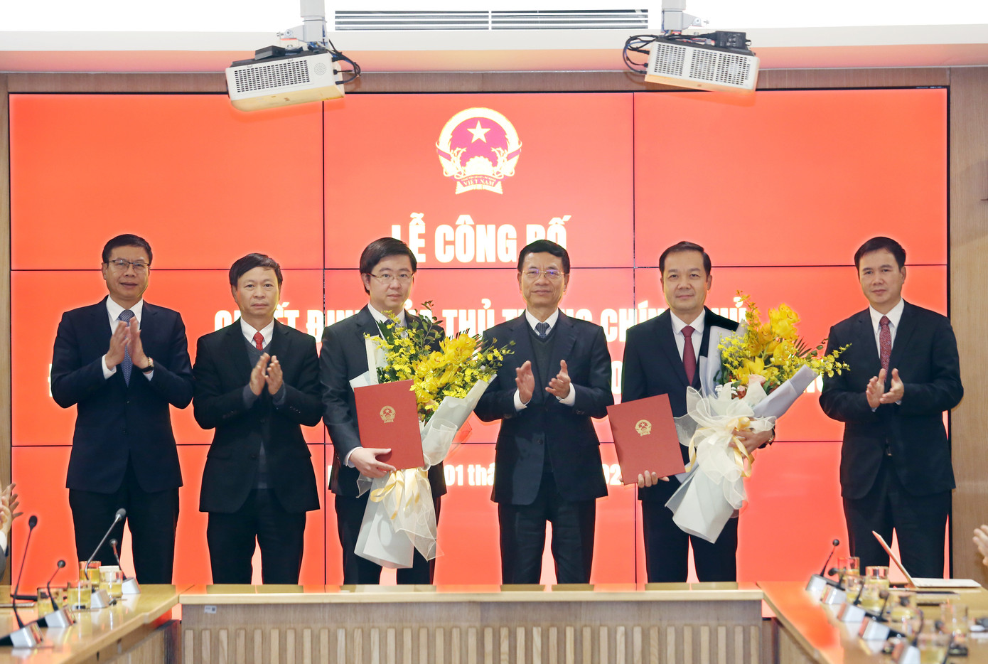 Bộ trưởng Nguyễn Mạnh Hùng (thứ ba từ phải sang) và 5 Thứ trưởng của Bộ Khoa học và Công nghệ. Bộ trưởng Nguyễn Mạnh Hùng (thứ ba từ phải sang) và 5 Thứ trưởng của Bộ Khoa học và Công nghệ.