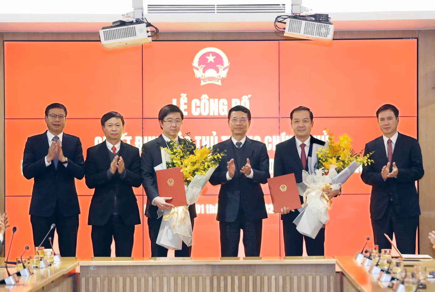Bộ trưởng Nguyễn Mạnh Hùng (thứ ba từ phải sang) và 5 Thứ trưởng của Bộ Khoa học và Công nghệ. Bộ trưởng Nguyễn Mạnh Hùng (thứ ba từ phải sang) và 5 Thứ trưởng của Bộ Khoa học và Công nghệ.
