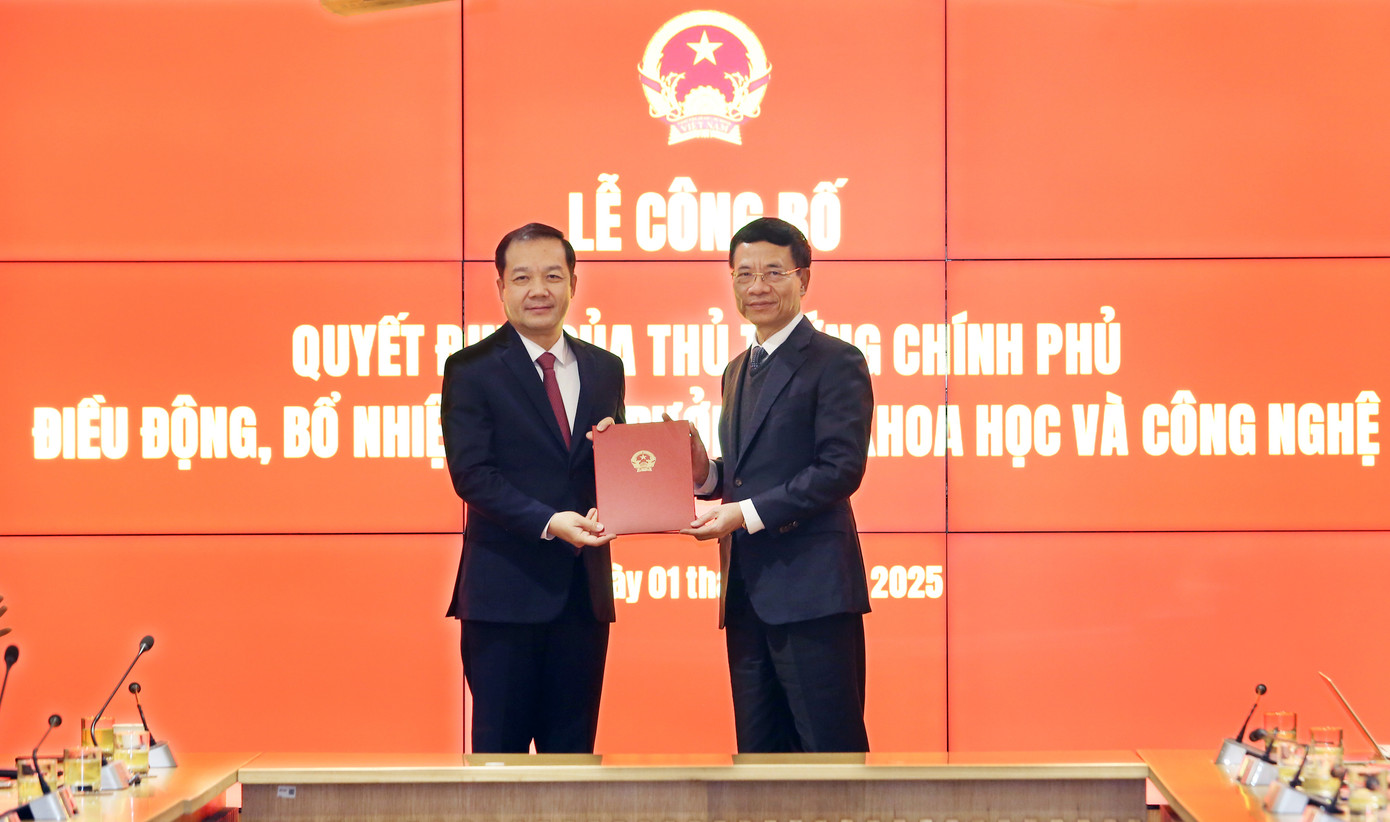 Bộ trưởng Nguyễn Mạnh Hùng trao quyết định điều động, bổ nhiệm cho Thứ trưởng Phạm Đức Long. Bộ trưởng Nguyễn Mạnh Hùng trao quyết định điều động, bổ nhiệm cho Thứ trưởng Phạm Đức Long.