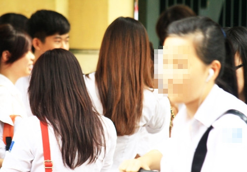 Nhiều học sinh ở các trường THCS, THPT vẫn trang điểm đậm, một số em nhuộm tóc đến trường.
