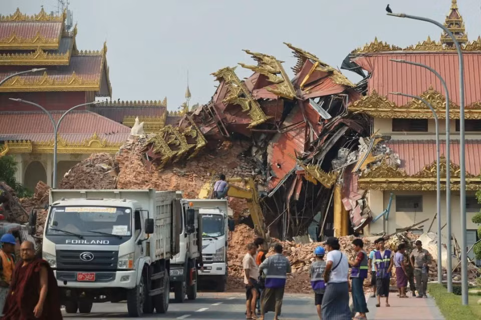 Cảnh tượng đổ nát ở Myanmar sau trận động đất trưa ngày 28/3. Ảnh: AP. Cảnh tượng đổ nát ở Myanmar sau trận động đất trưa ngày 28/3. Ảnh: AP.