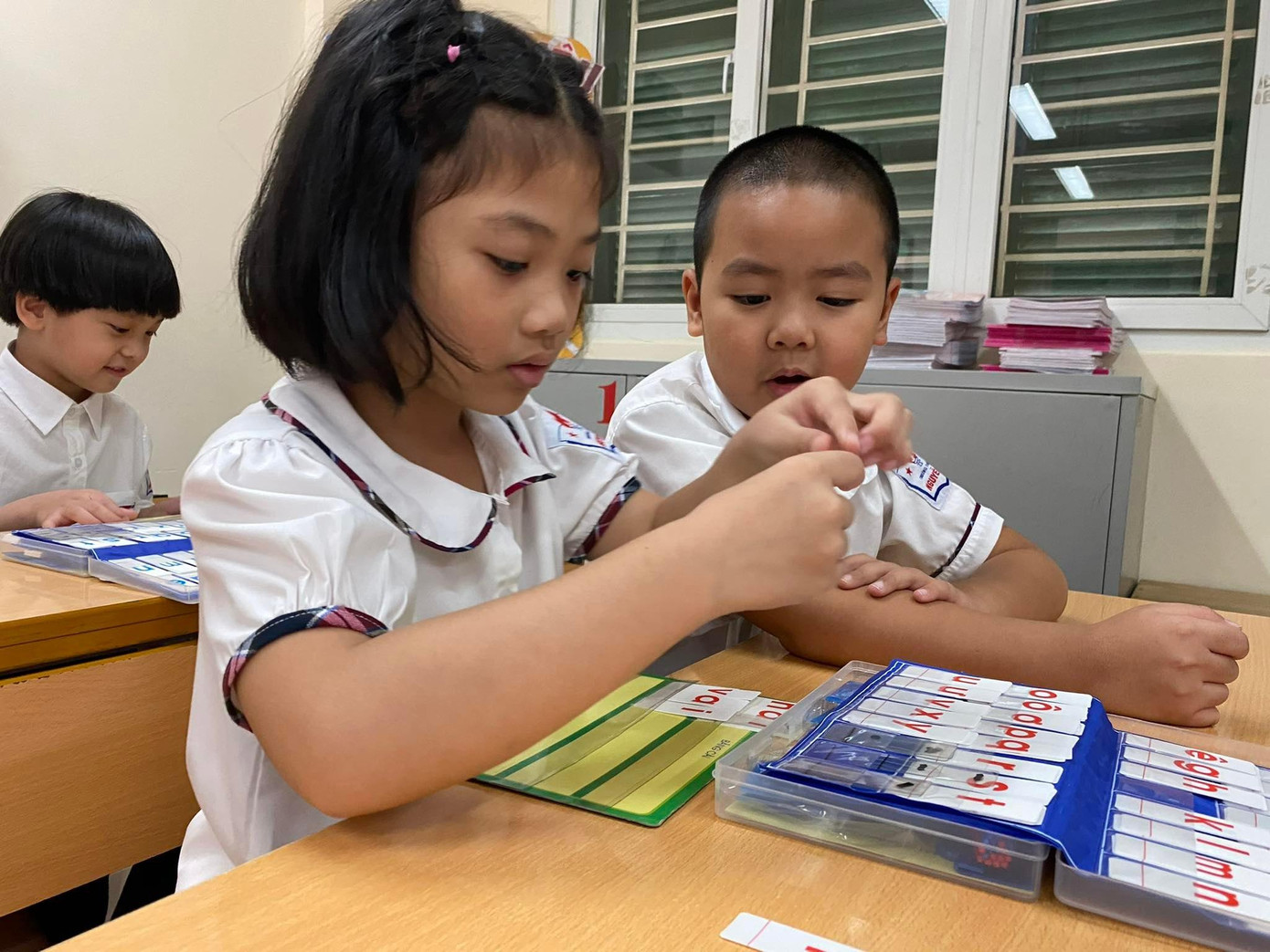 Theo các giáo viên, chuyên gia, phụ huynh nên tùy theo điều kiện gia đình để mua sắm thiết bị học tập cho con.