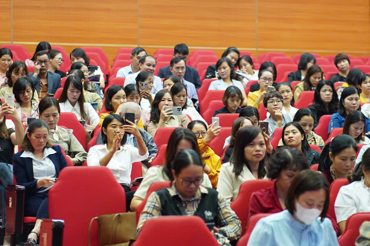 Thầy cô giáo cùng tham gia trò chơi, trả lời các câu hỏi trắc nghiệm của chuyên gia. Thầy cô giáo cùng tham gia trò chơi, trả lời các câu hỏi trắc nghiệm của chuyên gia.