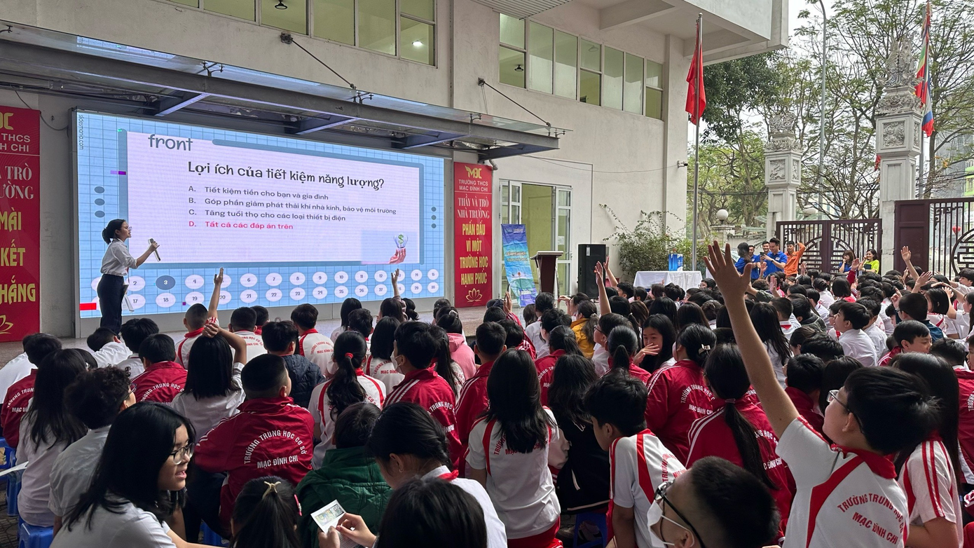 Học sinh, giáo viên được tuyên truyền về các phương thức tiết kiệm điện.