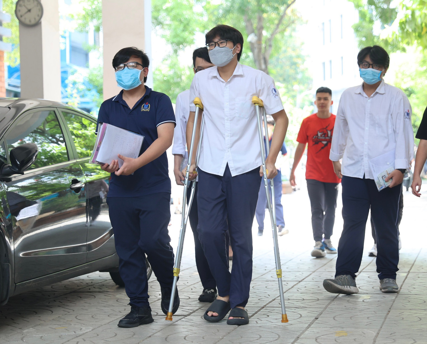 Em Nguyễn Chí Toàn chống nạng rời điểm thi trưa nay. (ảnh: Như Ý) Em Nguyễn Chí Toàn chống nạng rời điểm thi trưa nay. (ảnh: Như Ý)