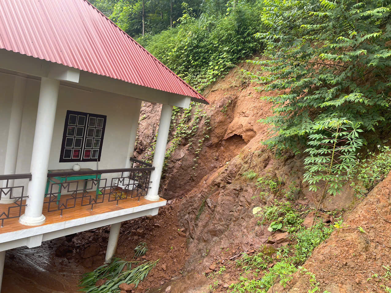 Đất đá đổ xuống Trường bán trú TH&amp;THCS Xuân Thượng, huyện Bảo Yên.