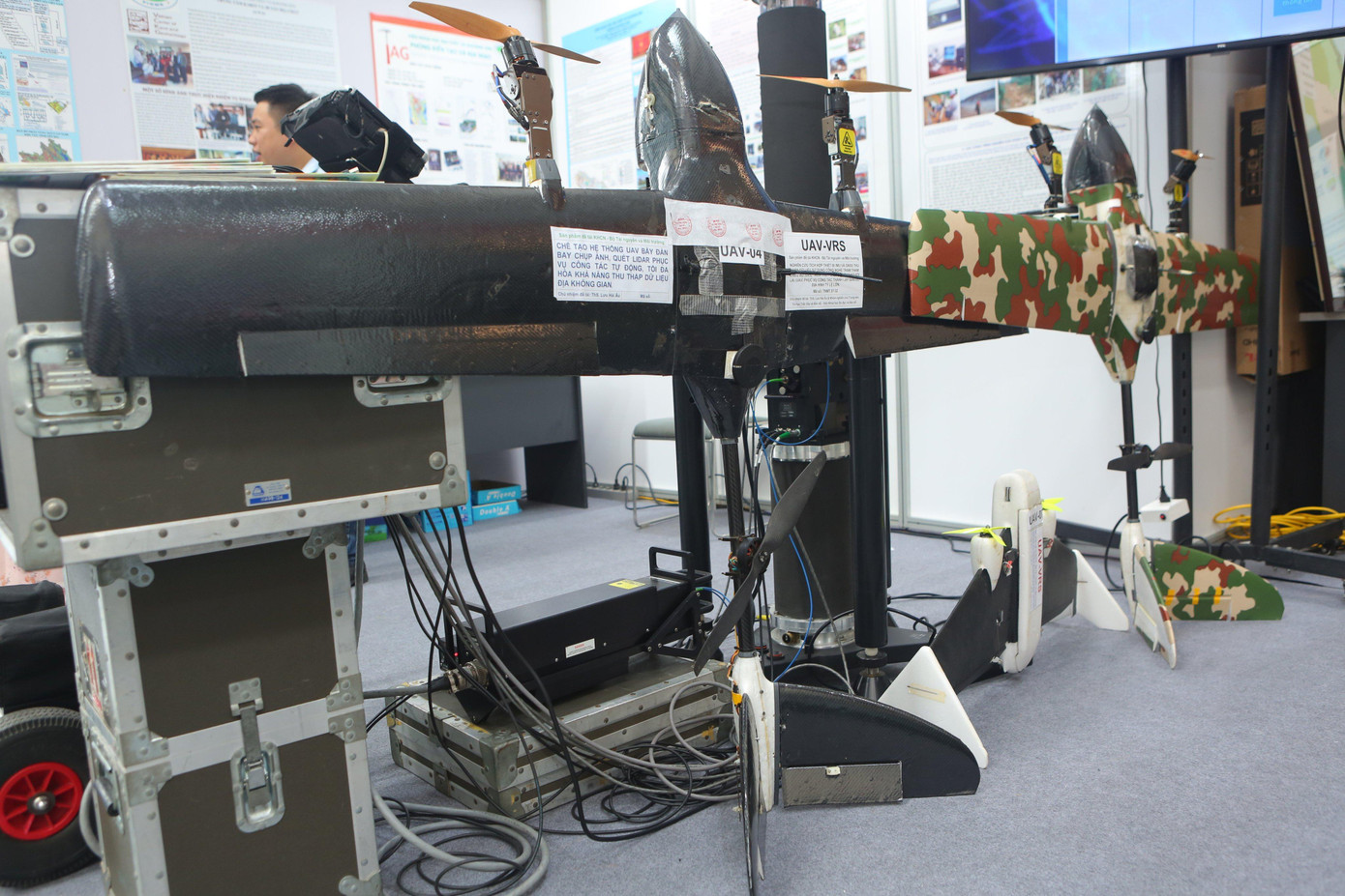 Triển lãm giới thiệu đến khách tham quan những thành tựu, kết quả nổi bật của Bộ Tài nguyên và Môi trường trên 9 lĩnh vực quản lý nhà nước gồm Đất đai, Tài nguyên Nước, Địa chất và Khoáng sản, Môi trường, Khí tượng thủy văn, Biến đổi khí hậu, Đo đạc và bản đồ, Quản lý tổng hợp tài nguyên và bảo vệ môi trường Biển và Hải đảo, Viễn thám. Triển lãm trưng bày thiết bị máy bay không người lái phục vụ công tác đo đạc bản đồ, sản phẩm do các nhà khoa học của Viện Khoa học và Đo đạc bản đồ chế tạo. Đây là kết quả của đề tài Nghiên cứu thiết chế tạo hệ thống UAV bầy đàn và xây dựng phần mềm điều khiển bay chụp ảnh, quét lidar phục vụ công tác tự động, tối đa hóa khả năng thu thập dữ liệu địa không gian.