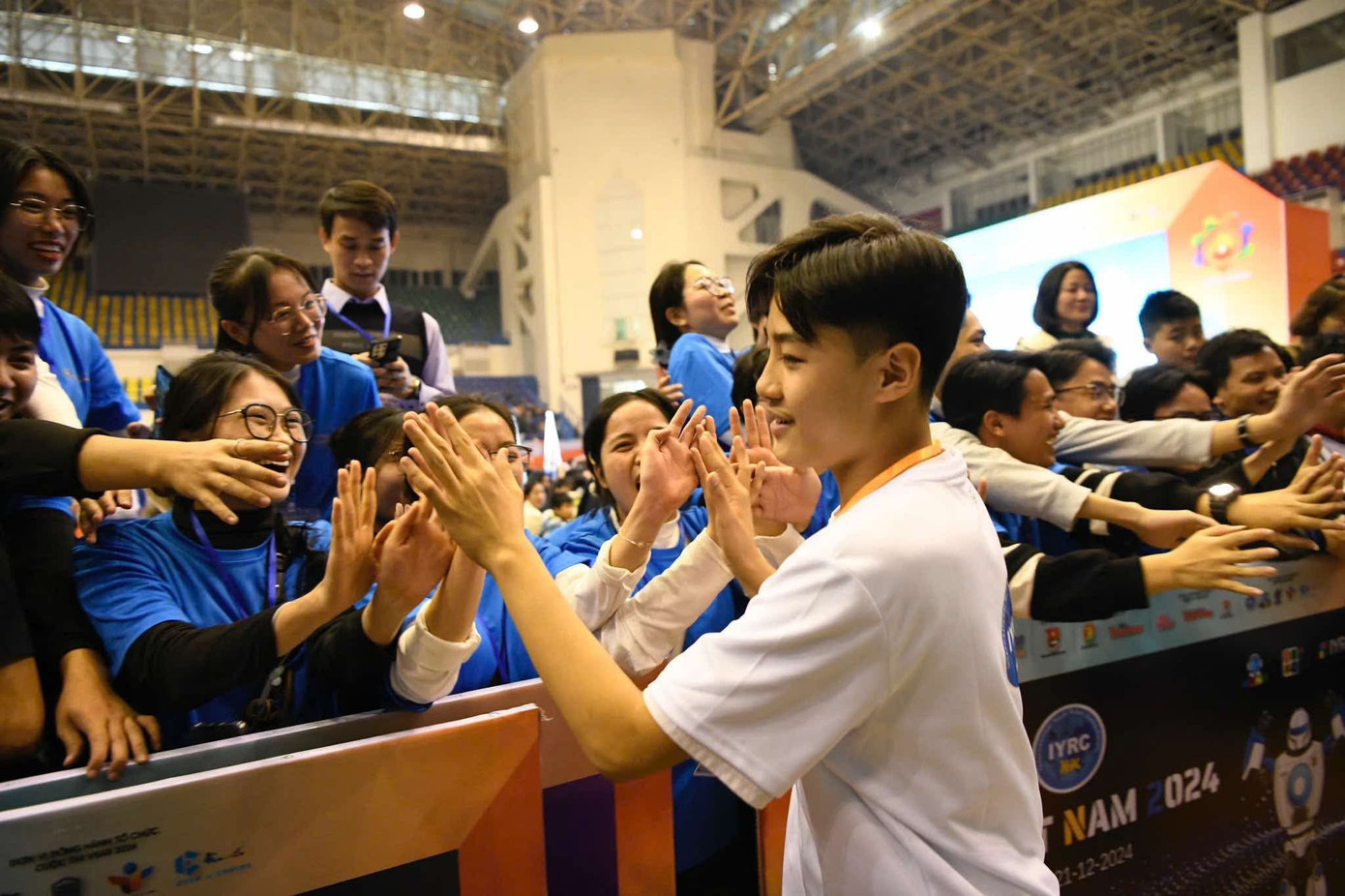 Thí sinh được cổ vũ, động viên tinh thầ n trước giờ thi đấu. Thí sinh được cổ vũ, động viên tinh thầ n trước giờ thi đấu.