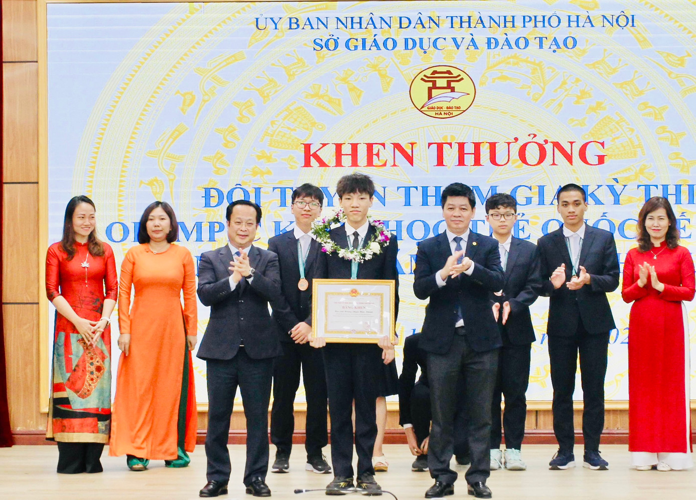 UBND Thành phố Hà Nội đã có quyết định tặng Bằng khen cho 6 học sinh giành được Huy chương tại kỳ thi Olympic Khoa học trẻ quốc tế năm 2023.