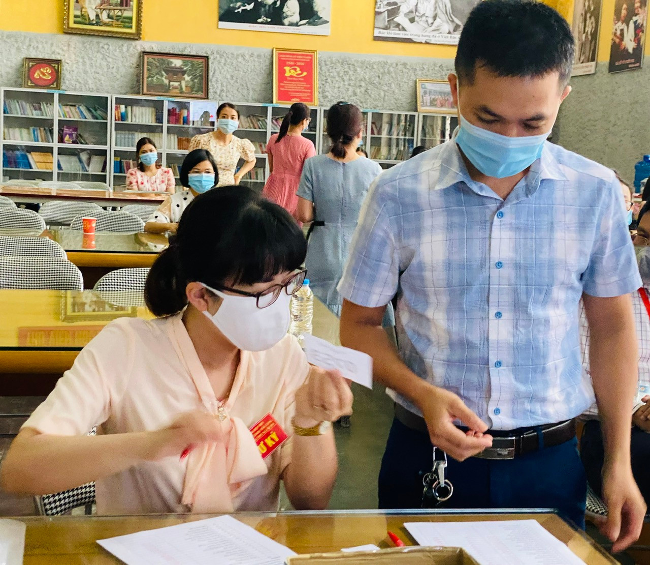 Cán bộ coi thi phải bốc thăm vị trí thực hiện nhiệm vụ coi thi và cách đánh số báo danh tại phòng thi.