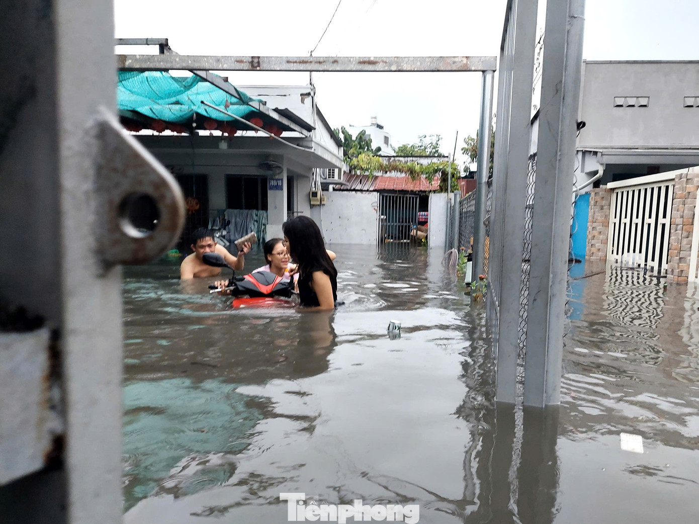 Mưa lớn gây ngập sâu ở TPHCM sáng 10/5. Mưa lớn gây ngập sâu ở TPHCM sáng 10/5.
