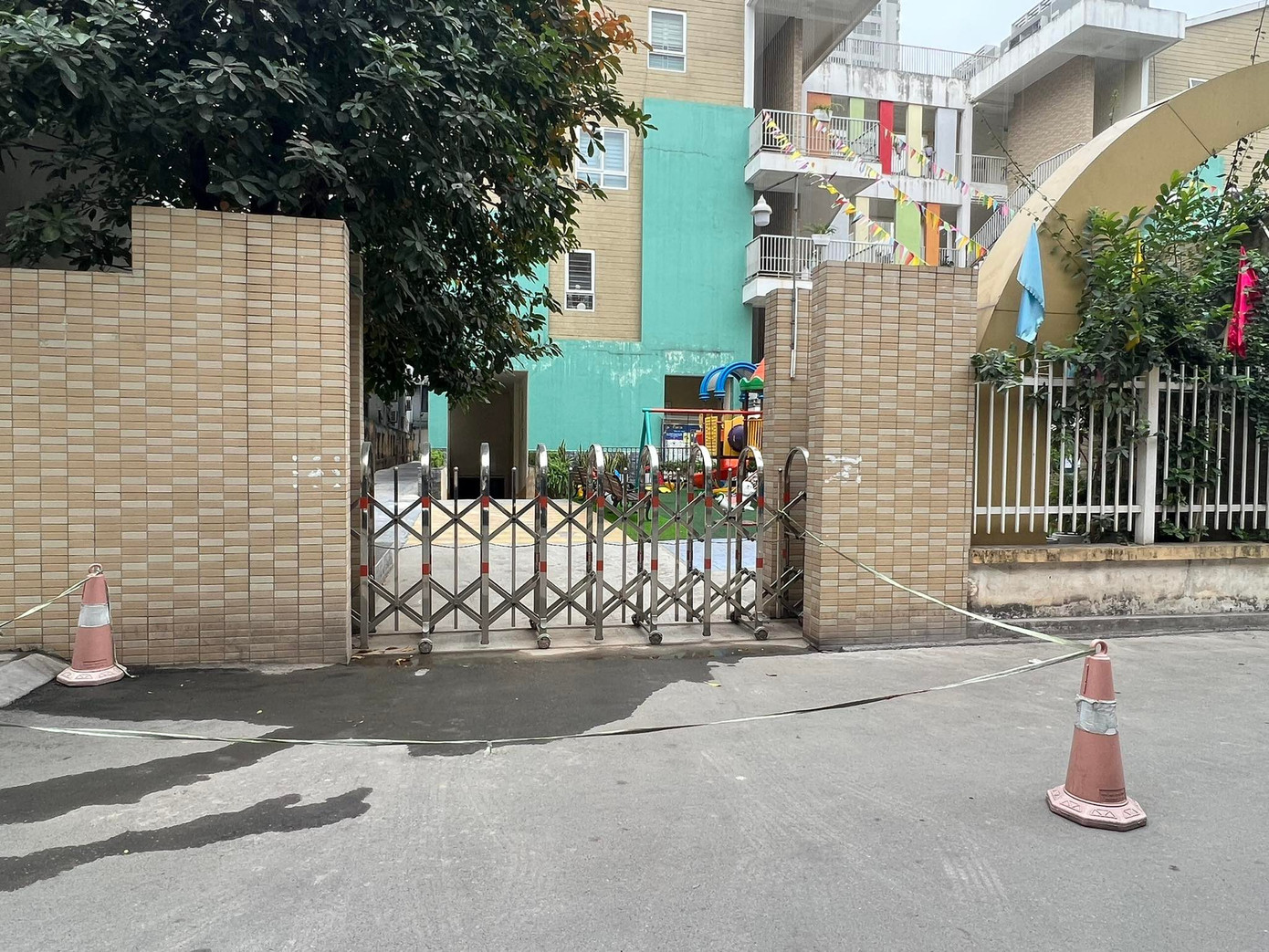 Thậm chí, trường này còn giăng dây ngăn ô tô đỗ trái phép chắn cửa ra vào của học sinh, giáo viên. Thậm chí, trường này còn giăng dây ngăn ô tô đỗ trái phép chắn cửa ra vào của học sinh, giáo viên.