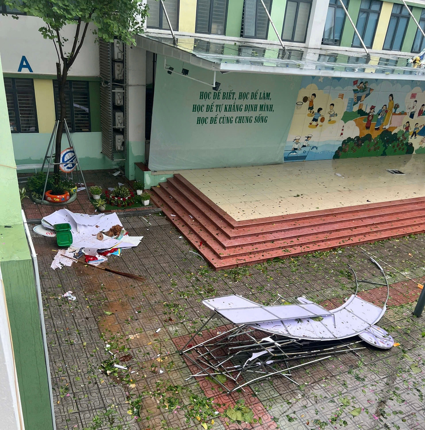Biển hiệu của Trường tiểu học Hoàng Diệu (Hà Nội) bị bão thổi bay.